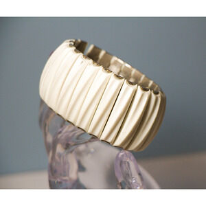 Vntg Leru White Thermoset Stretch Bracelet Mid‑Century Mod Ribbed Design 50s